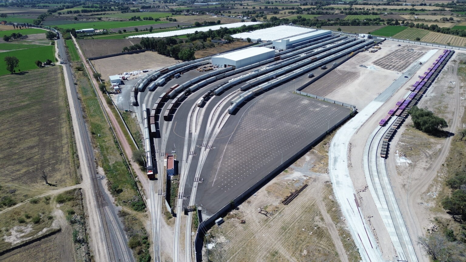 Aerial view of the Bajío terminal, rail lines and vehicle distribution area
